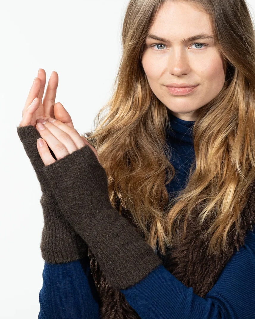 Fhearna Fingerless Gloves - Dark Brown
