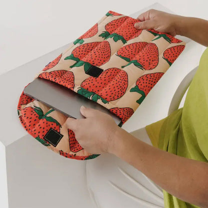 Puffy Laptop Sleeve 16&quot; - Strawberry